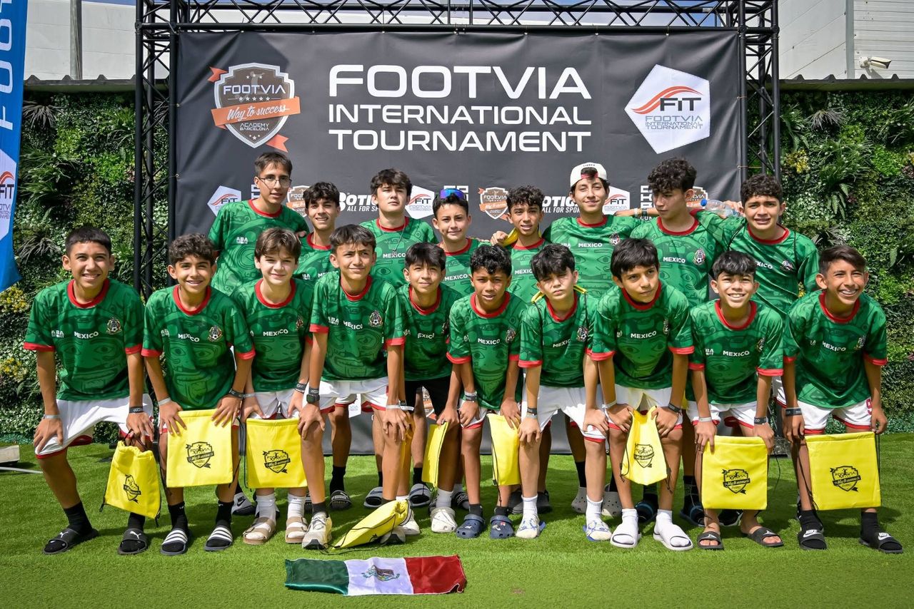 Un equipo posando en el escenario durante la ceremonia de bienvenida del FIT