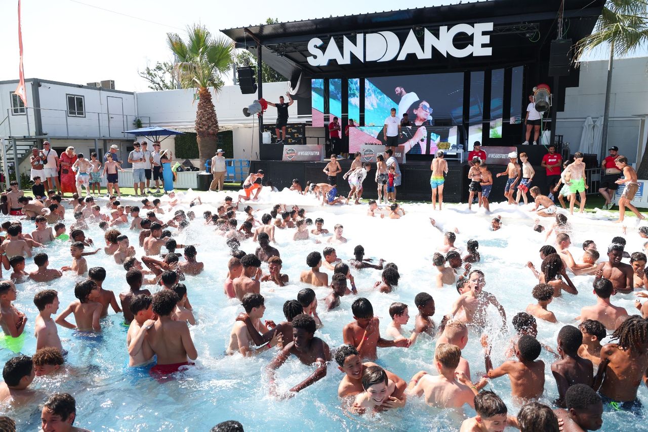 Equipos y familias en la fiesta de piscina del FIT Summer