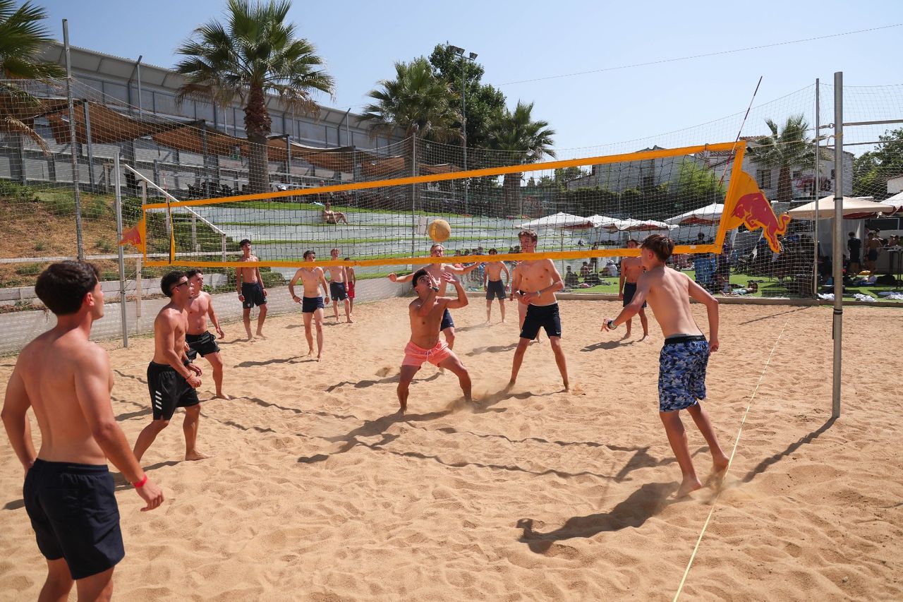 Partido de voley playa durante una mañana libre del torneo