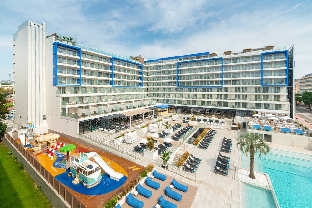 Hotel del torneo en Lloret de Mar, con piscina y zona de solárium